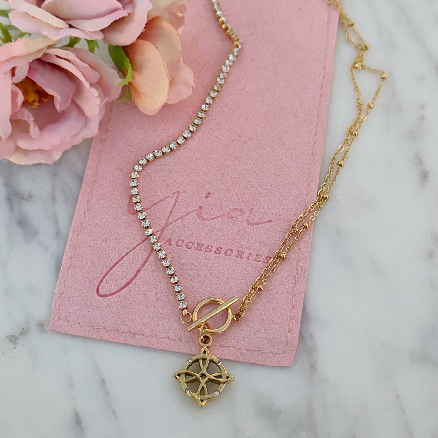 Dainty Nudo de Bruja Necklace