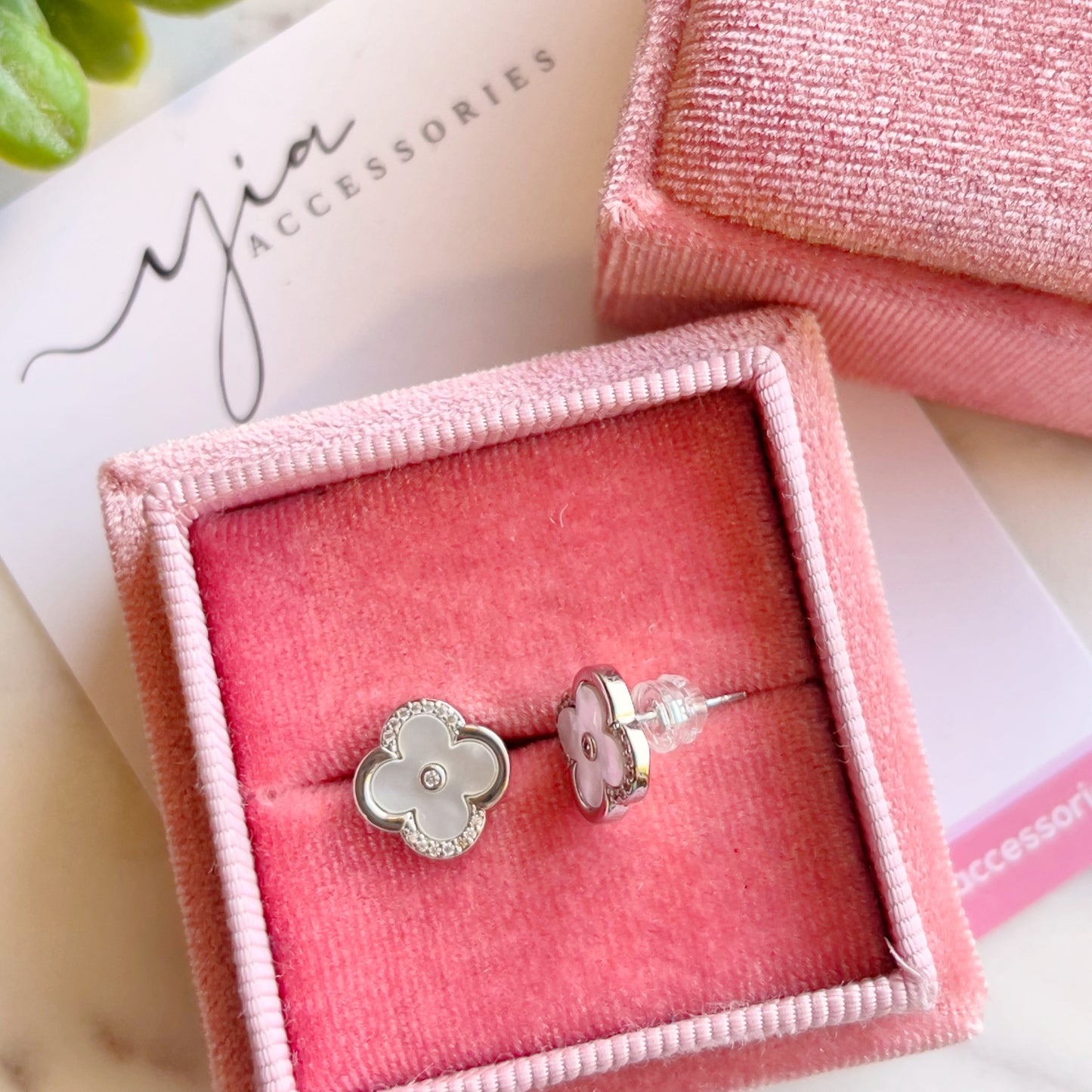 Clover stud earrings