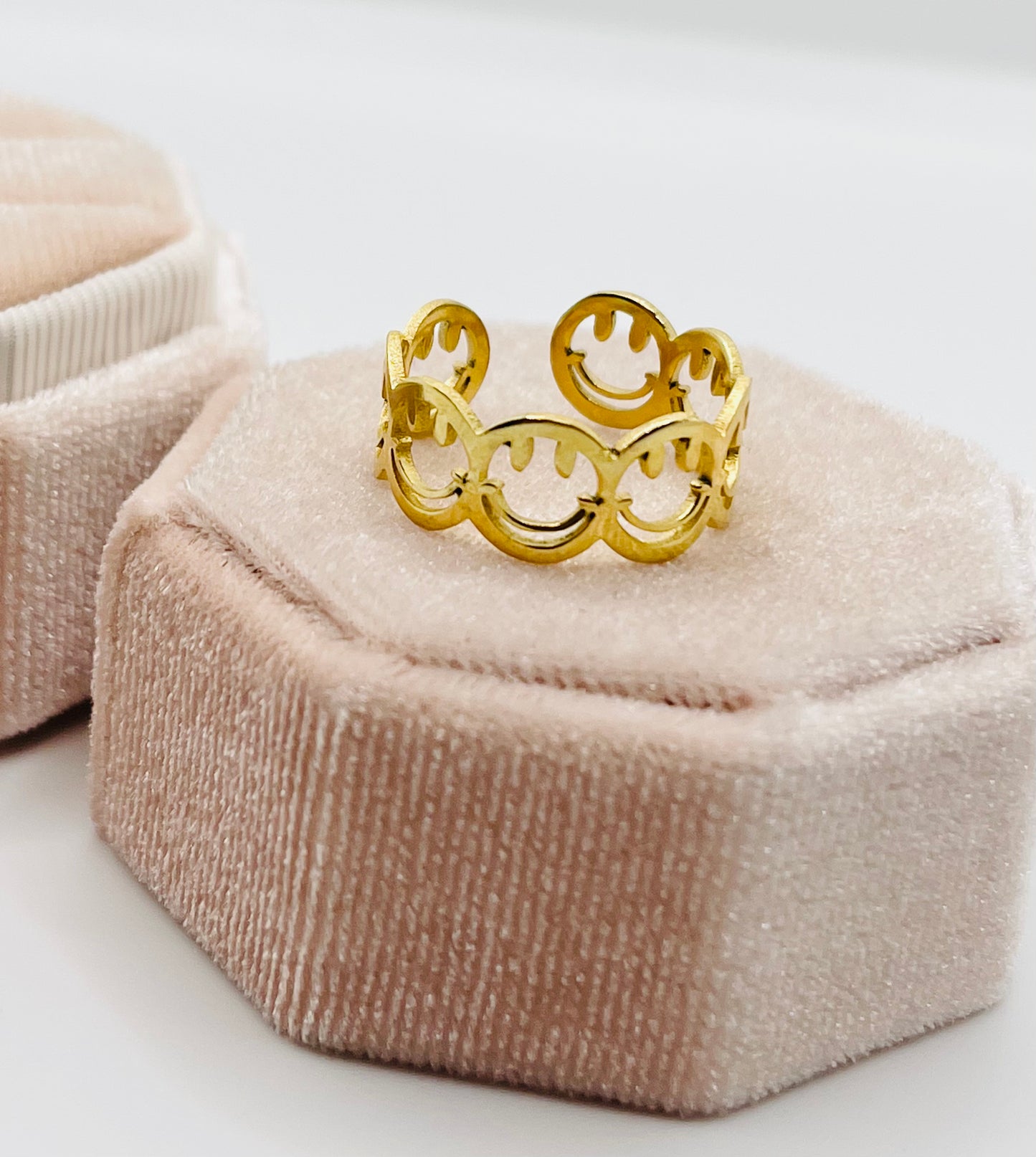 All around Happy Ring