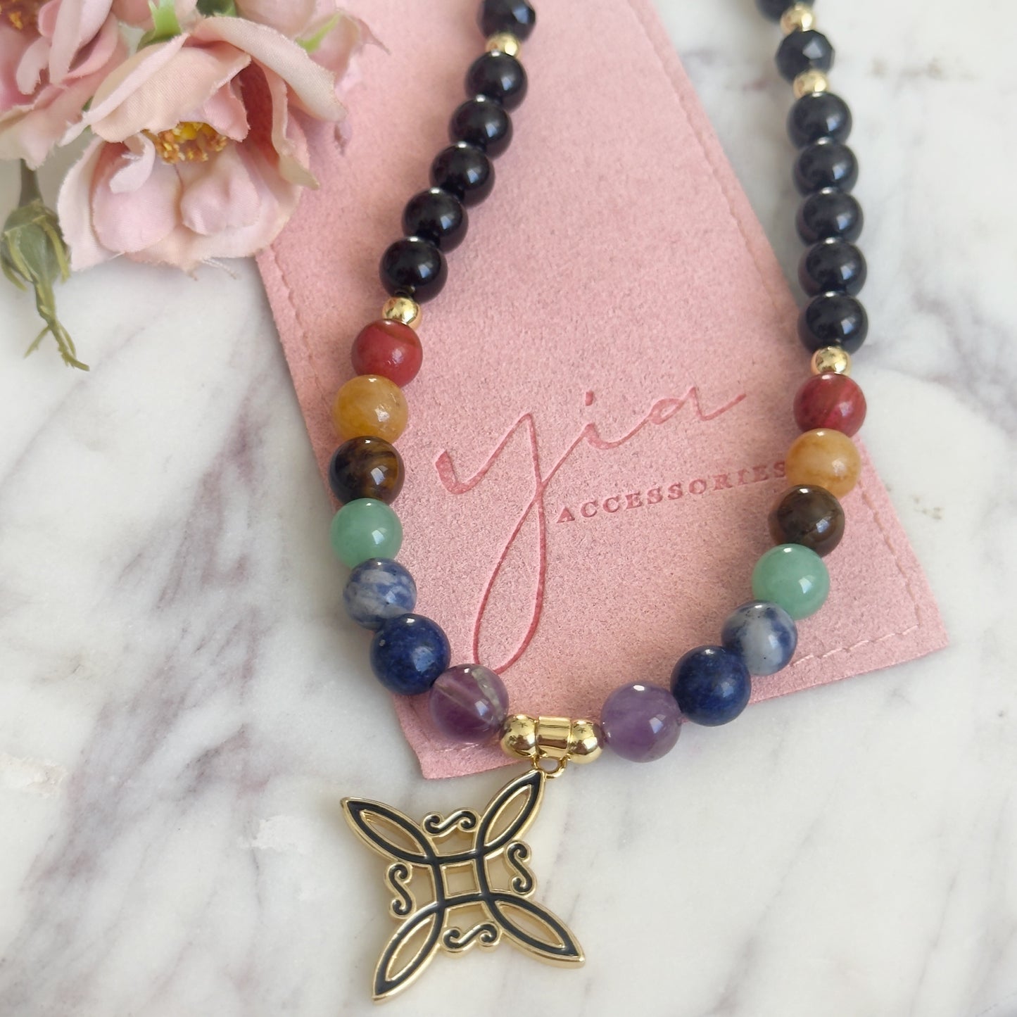 Balanced Protector - Chakra Nudo de Bruja Necklace