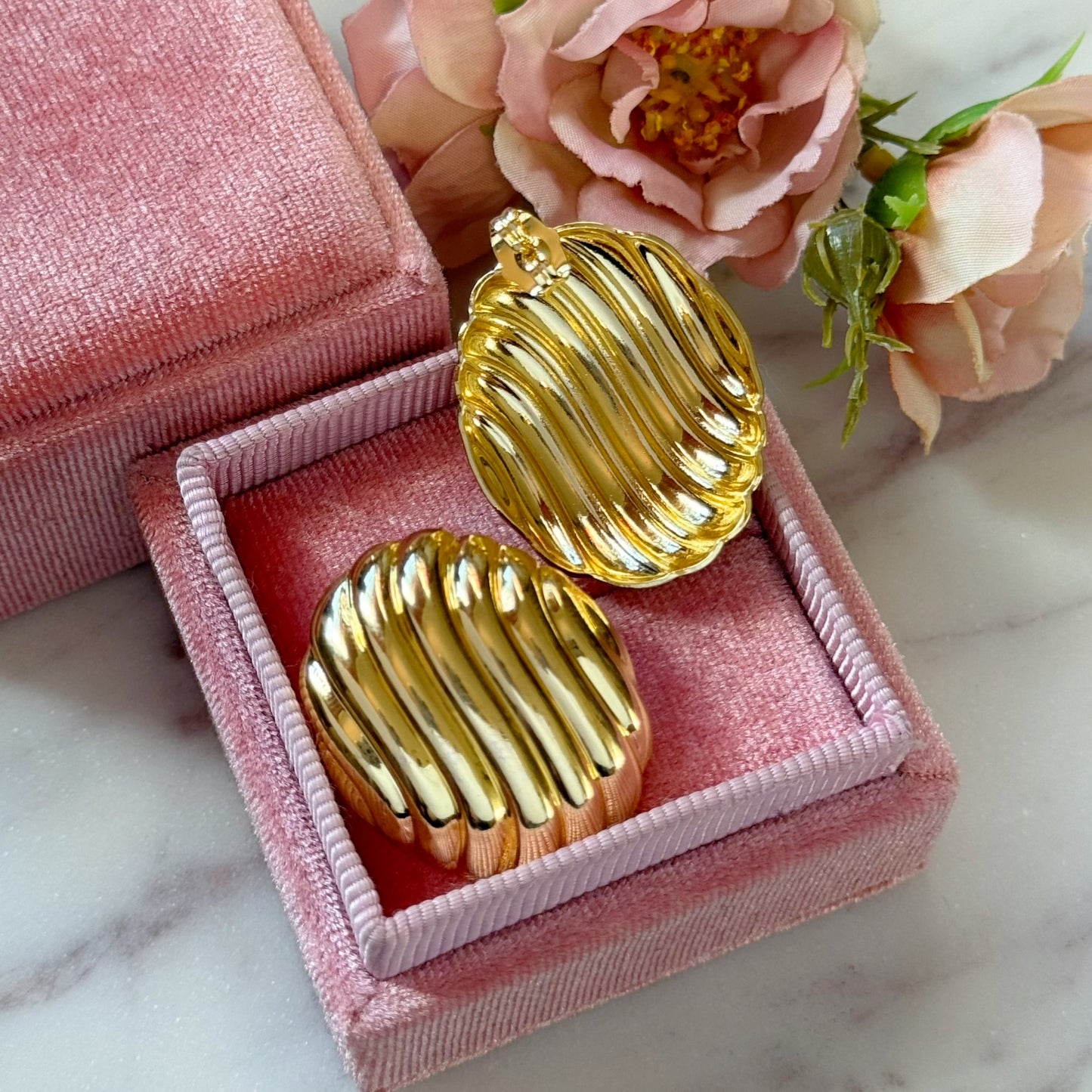 Karola Wavy Stud Earrings